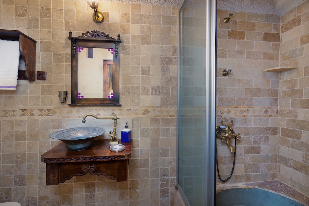 Magenta Honeymoon Suite photo 2