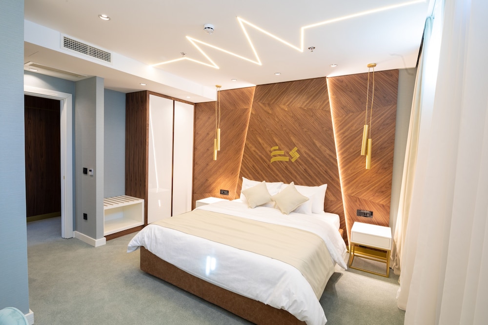 Suite - Photo 1