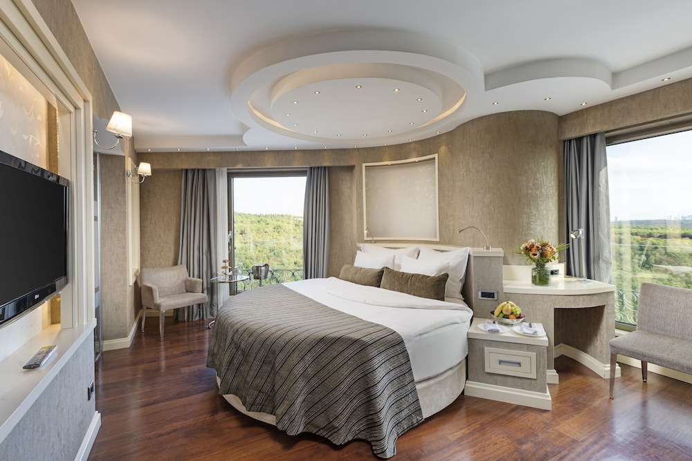 Corner Room with Jacuzzi tub photo 1