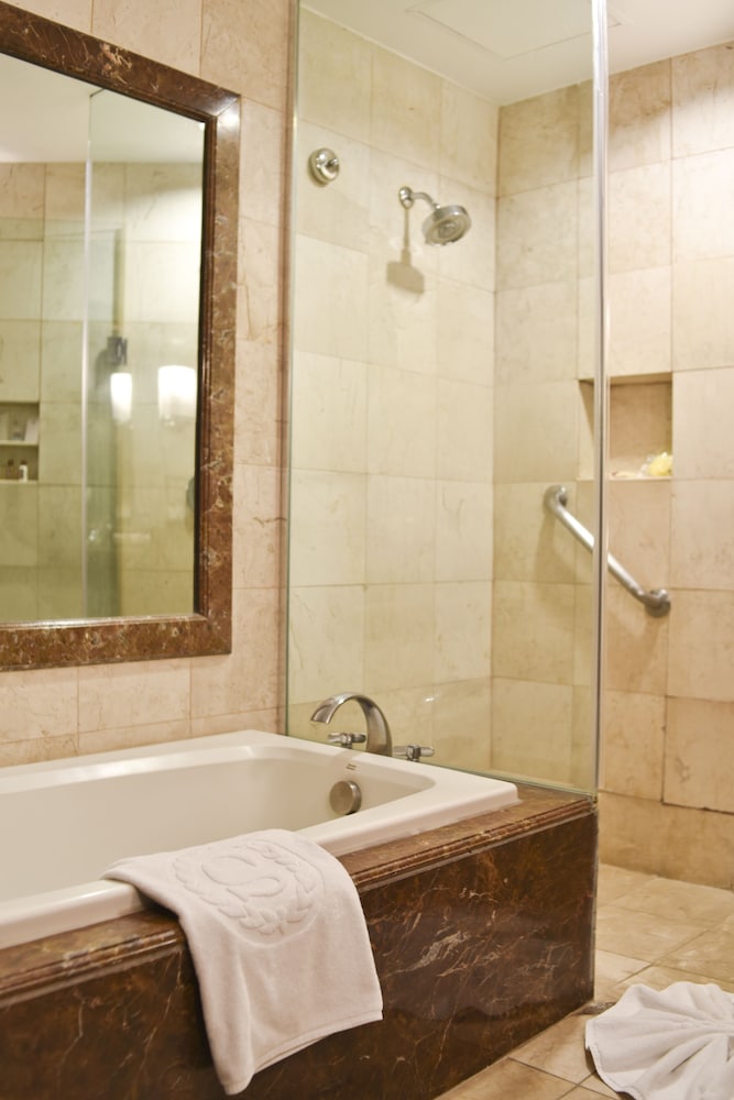 Room, 2 Queen Beds - Photo 8