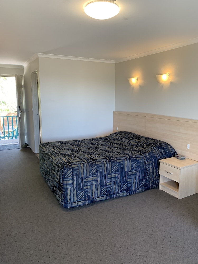 Standard Room, 1 Queen Bed - Photo 7