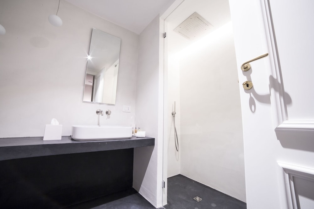 Design Suite, 1 King Bed with Sofa bed, Private Bathroom, Courtyard View photo 2