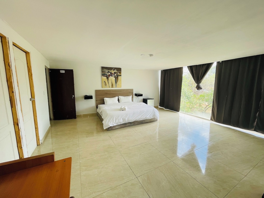 Room, 1 King Bed, Courtyard View photo 2