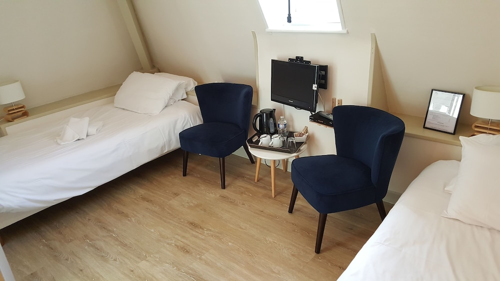 Classic Single Room (2 Twin Beds) photo 1