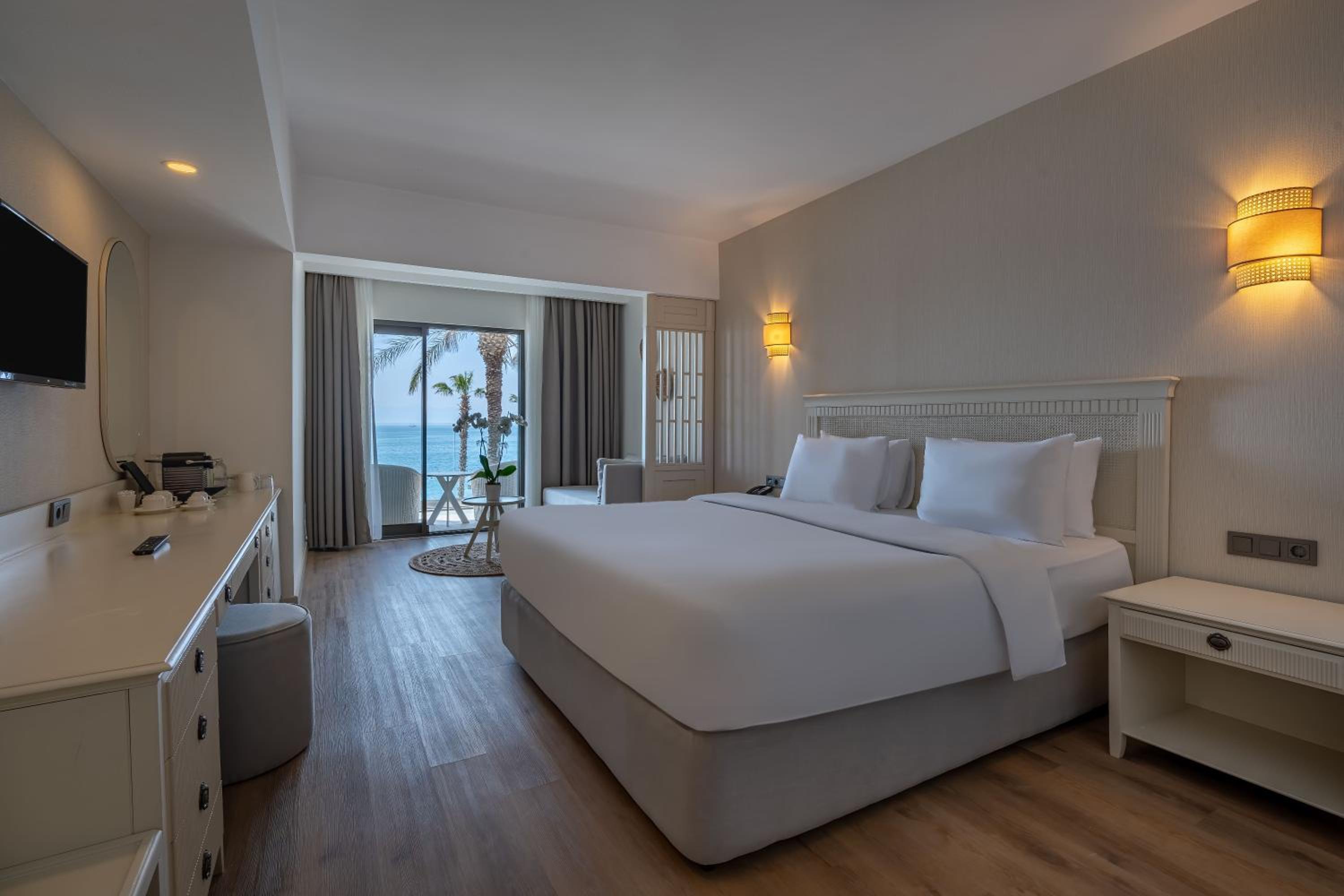 Double Room with Balcony and Sea View - Photo 5