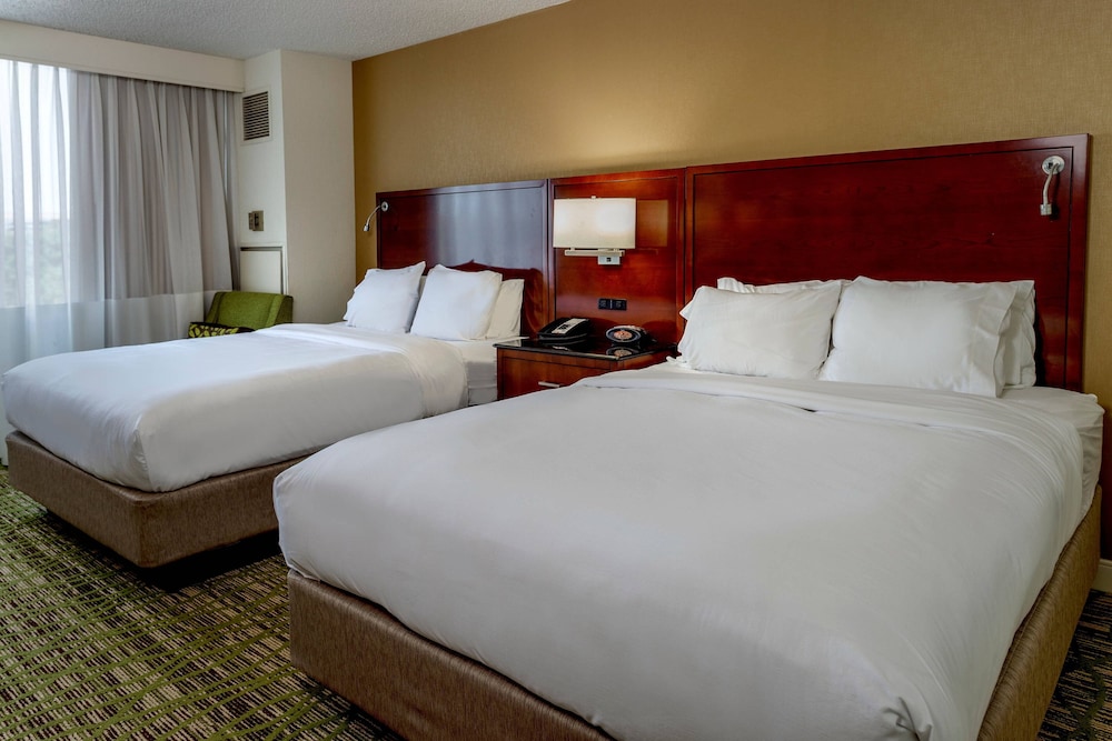 Room, 2 Queen Beds - Photo 9