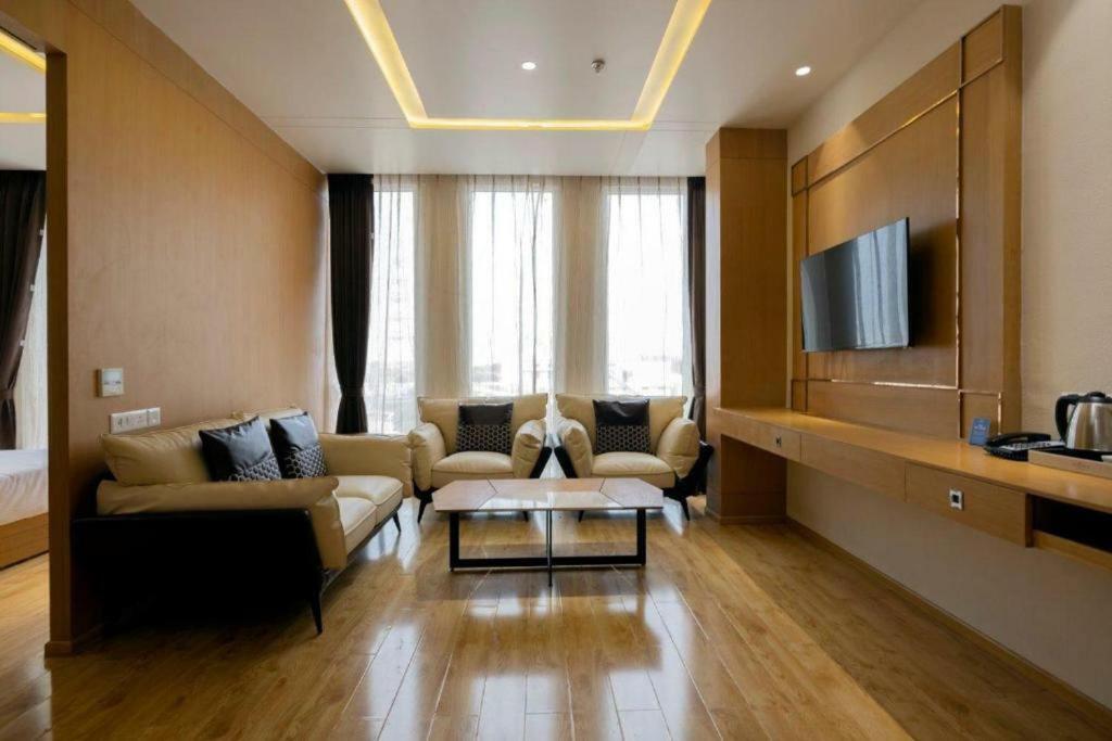 Executive Suite - Photo 9