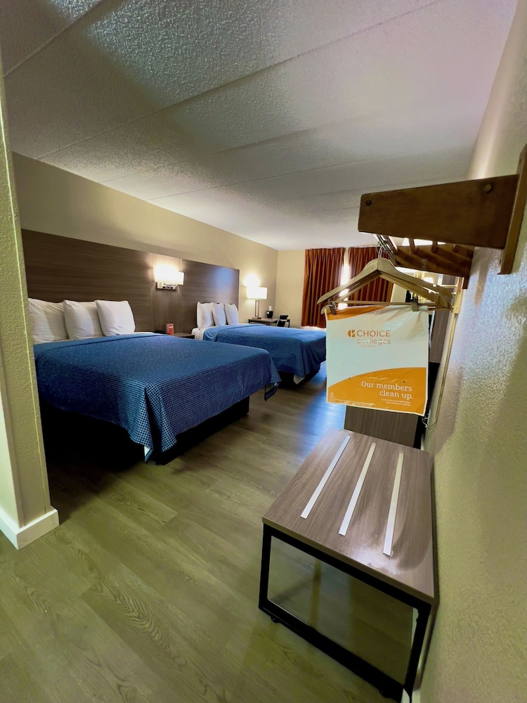 Standard Room, 2 Queen Beds, Non Smoking - Photo 1