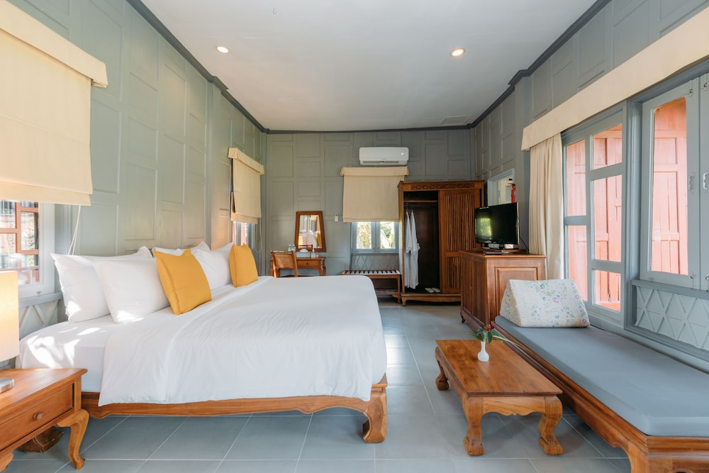 Poolside Thai Villa Double bed photo 2