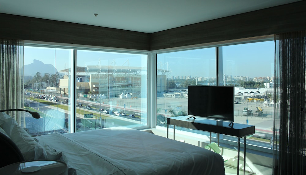 Deluxe Room, 1 King Bed thumbnail 6