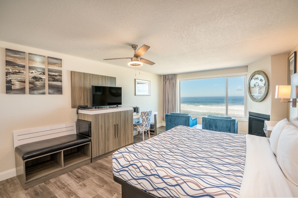 Deluxe Room, 1 King Bed, Fireplace, Oceanfront photo 3
