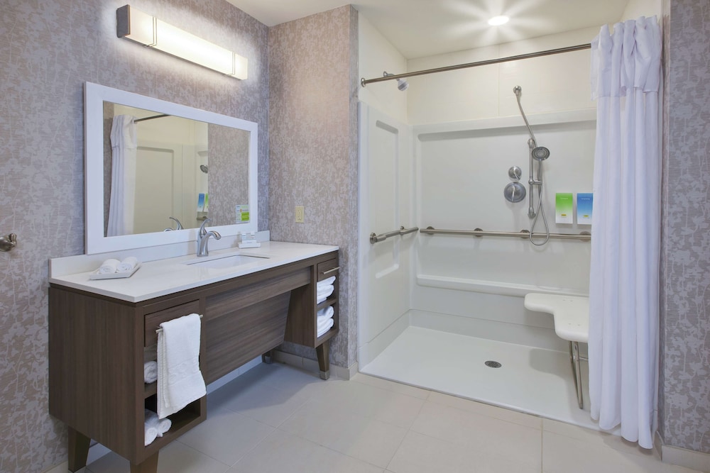 Studio, 1 King Bed, Accessible (Mobility & Hearing, Roll-in Shower) photo 2