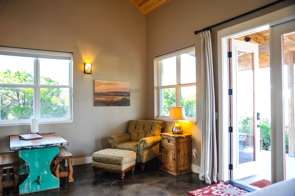 Premium Studio, 1 King Bed, Kitchenette, Valley View photo 3