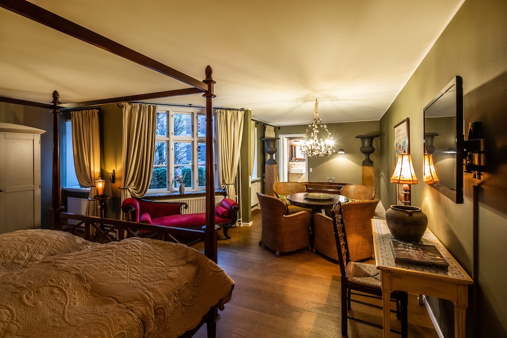 Signature Suite, Bathtub