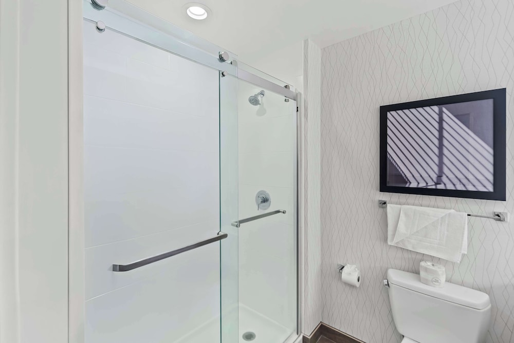Standard Room, 1 King Bed, Non Smoking, Refrigerator & Microwave - Photo 4