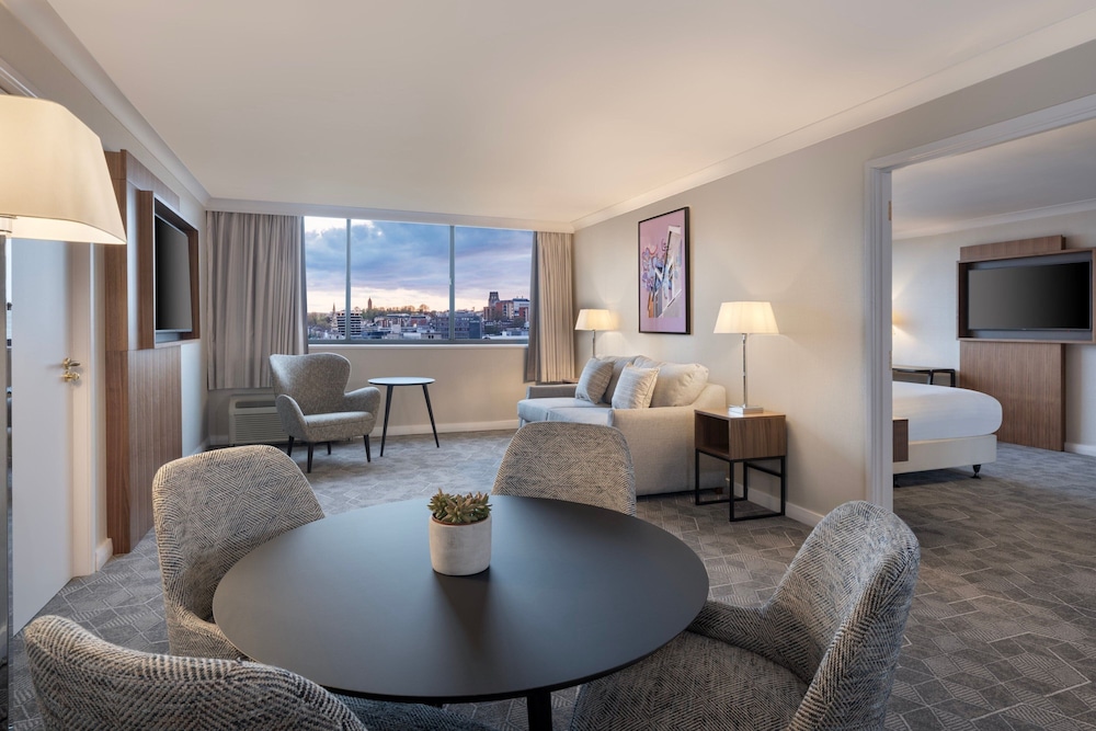 Suite, 1 Bedroom, Park View - Photo 1