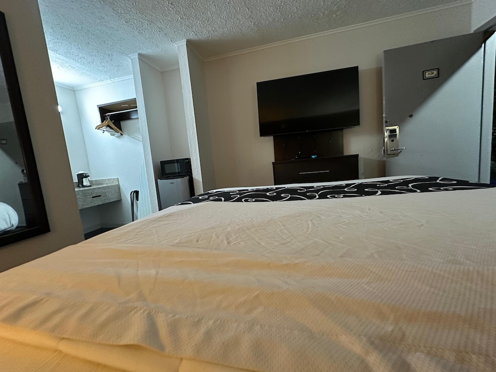 Deluxe Non-Smoking King Bed photo 2