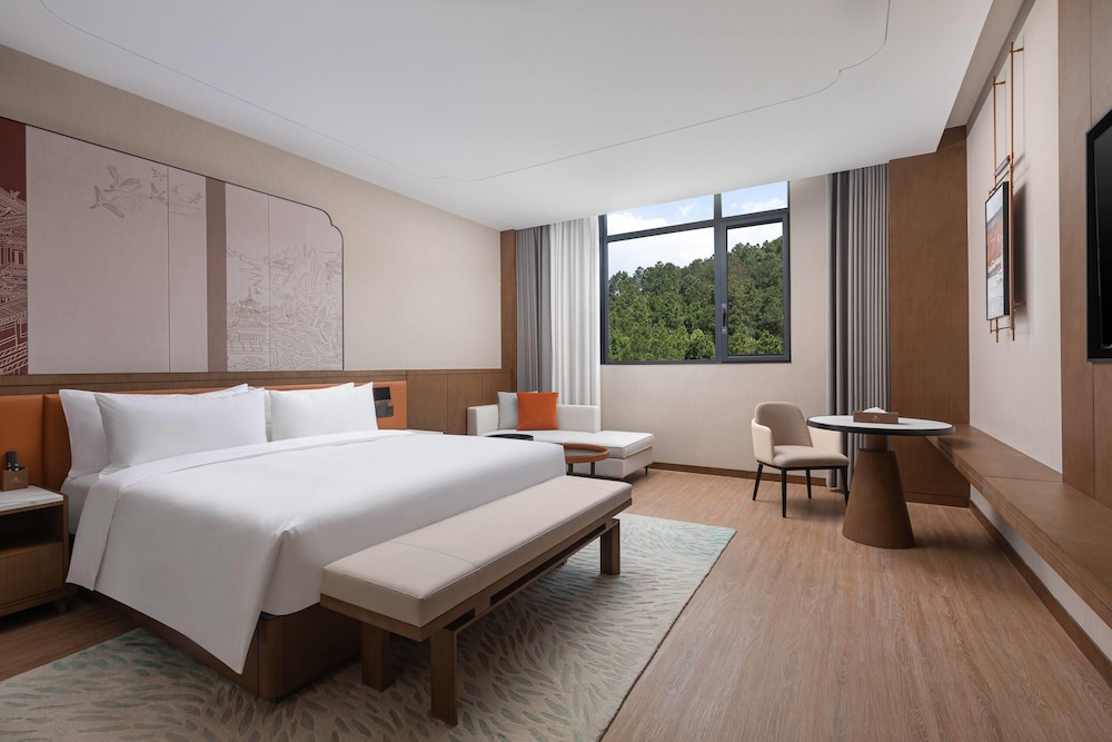 Room, 1 King Bed, Non Smoking, Mountain View