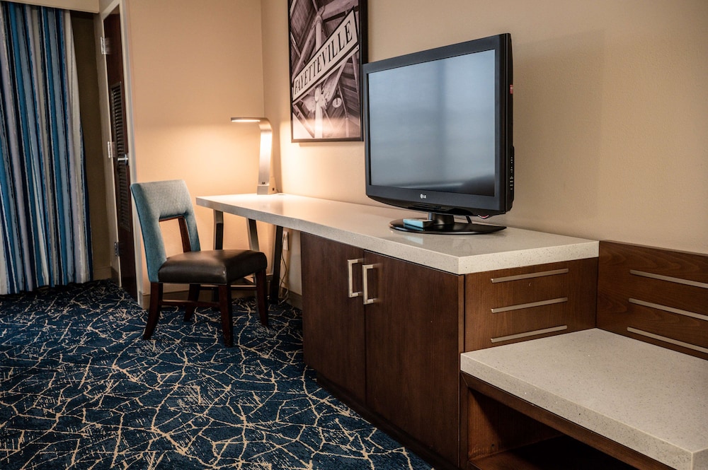 2 Queen Bed 1 Bedroom Suite with Bath Tub & Pullout Sofa - Photo 5