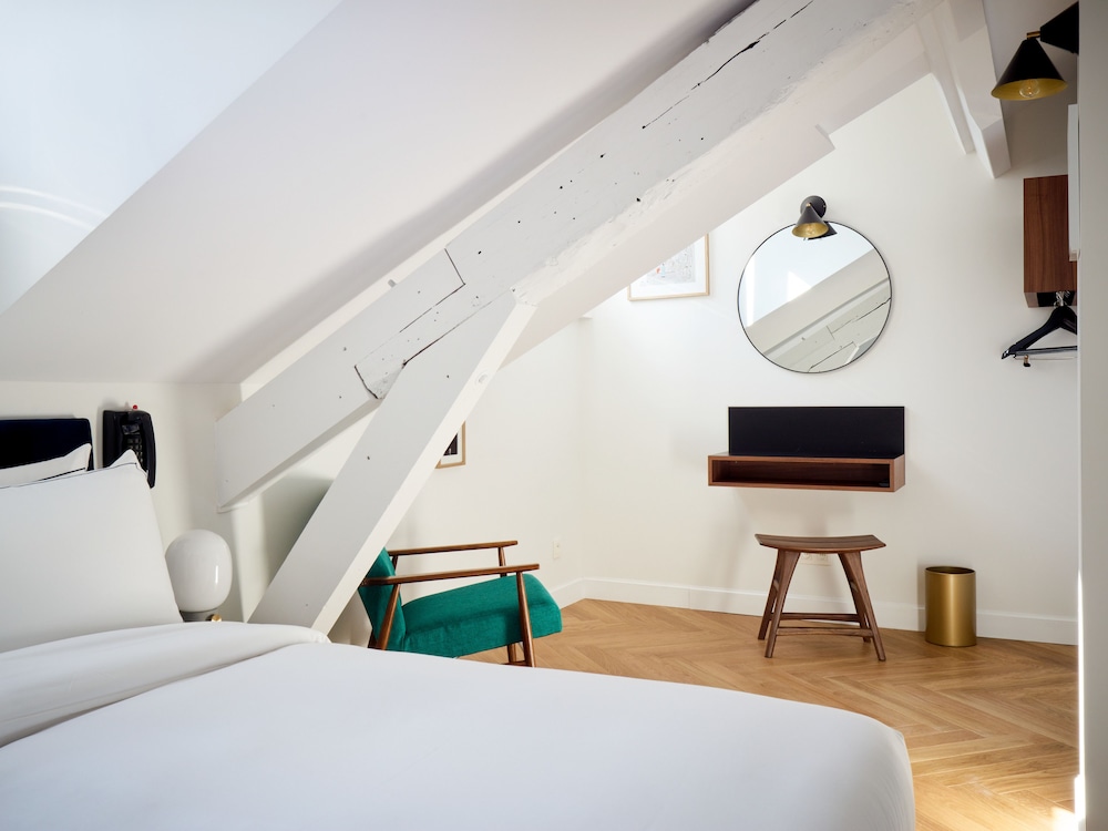 Chambre mansardée sous les toits photo 1
