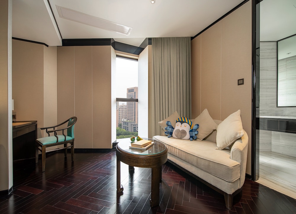 Suite, 1 King Bed, City View