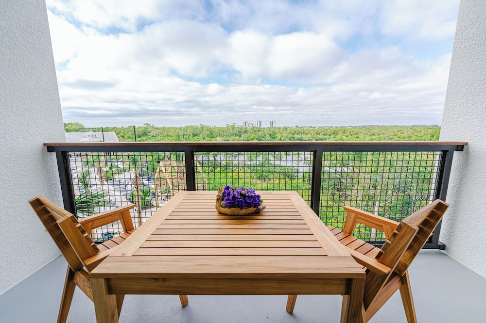 Deluxe Studio, 1 King Bed, Balcony, River View photo 3