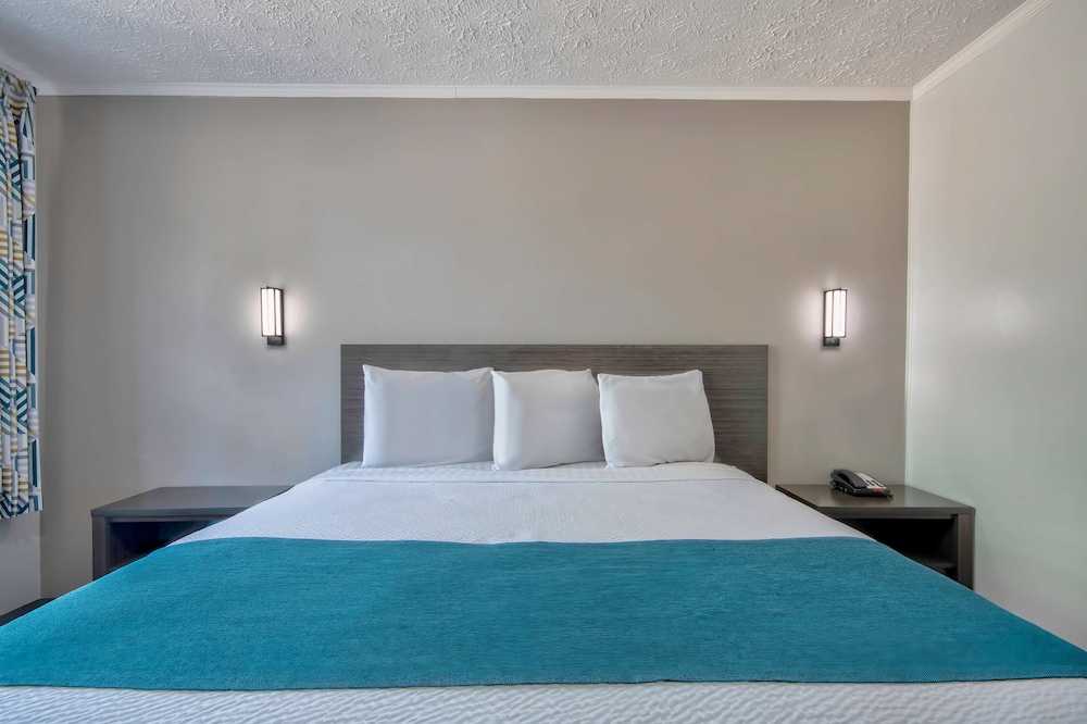 Deluxe Room, 1 King Bed, Non Smoking, Kitchenette photo 2