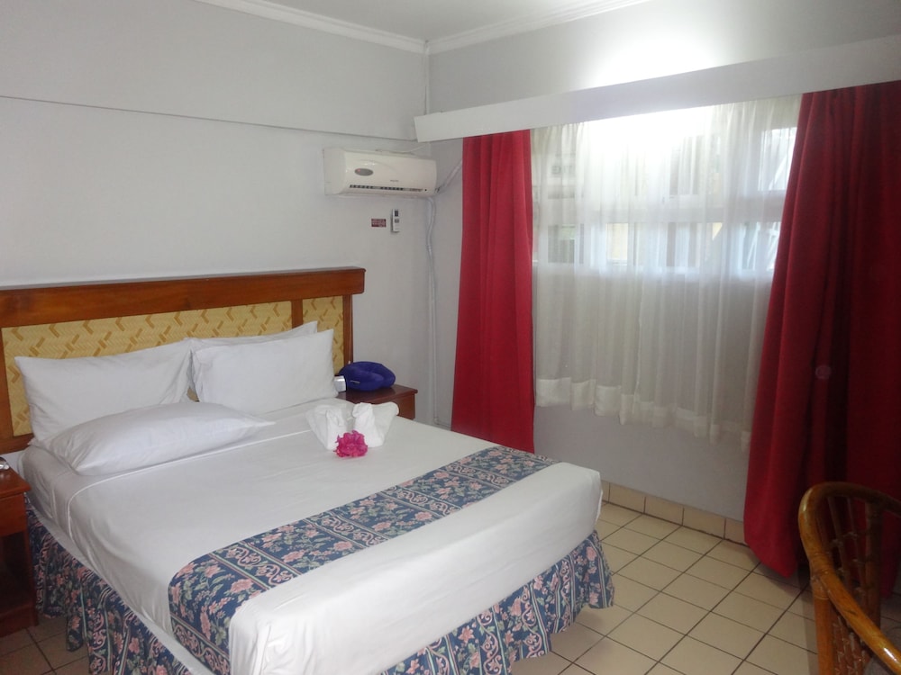 Deluxe Room, Multiple Beds, Courtyard View photo 3