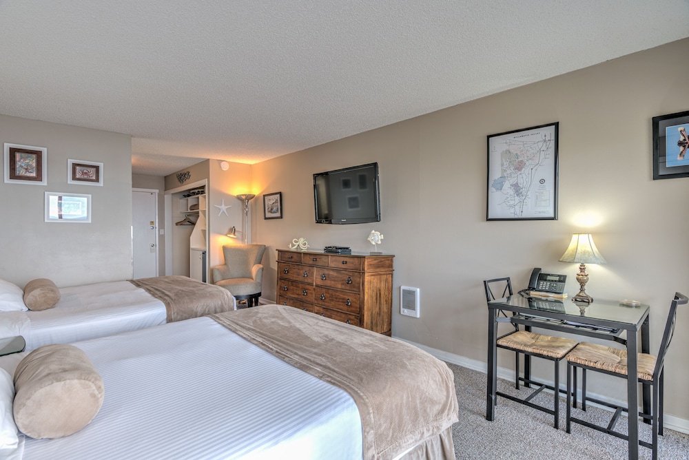 Room, 2 Queen Beds, Ocean View photo 2