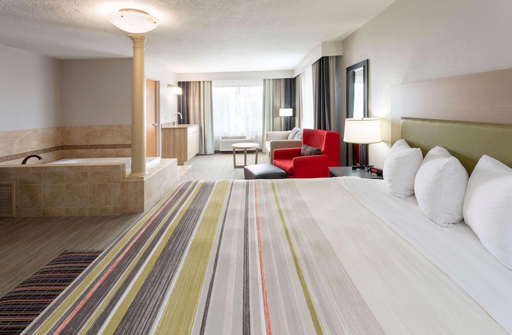 Suite, 1 King Bed, Non Smoking photo 2