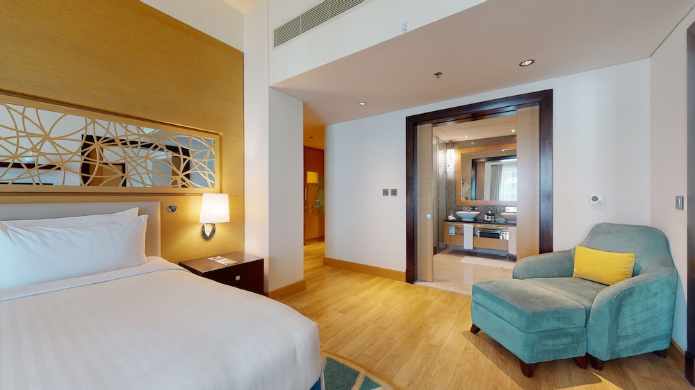 Executive Suite, 1 King Bed, Non Smoking thumbnail 6