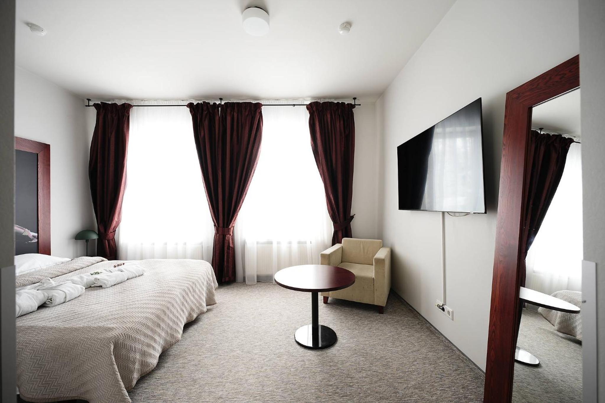 Standard Family Room - Photo 9