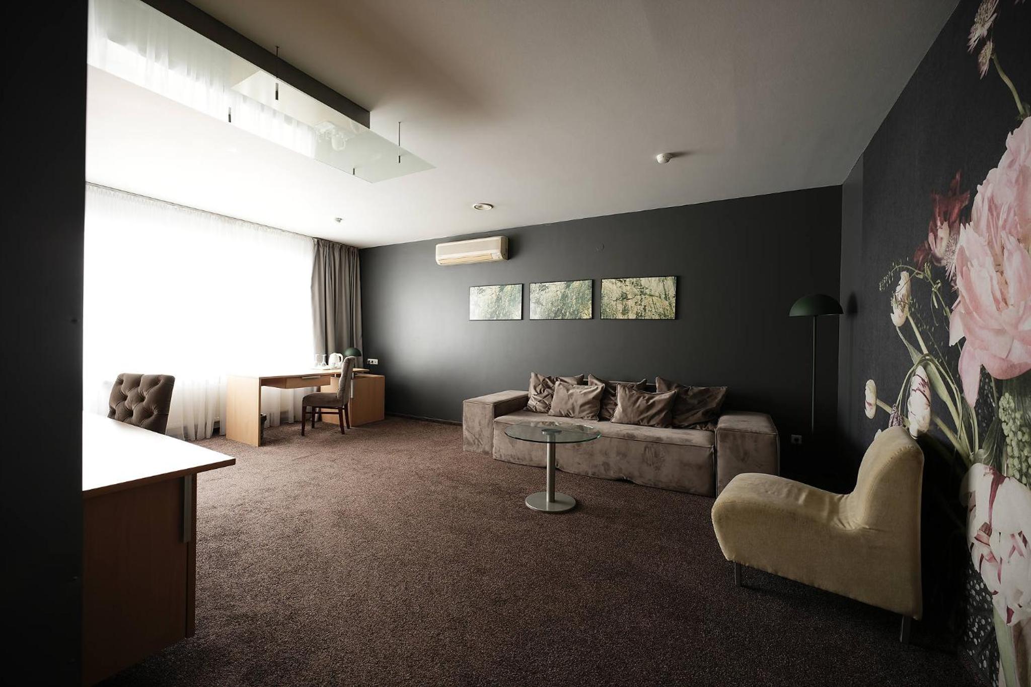 Apartment with Terrace - Photo 4