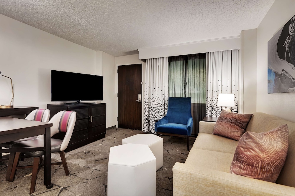 Premium Suite, 1 King Bed, Corner - Photo 3