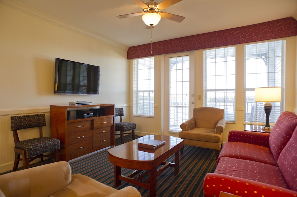 2 Bedroom 1 King 2 Twin Suite, Accessible with Roll in Shower thumbnail 5