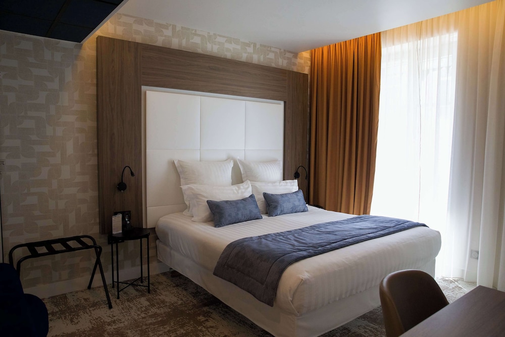 Deluxe Room, 1 King Bed, Non Smoking, Balcony - Photo 1