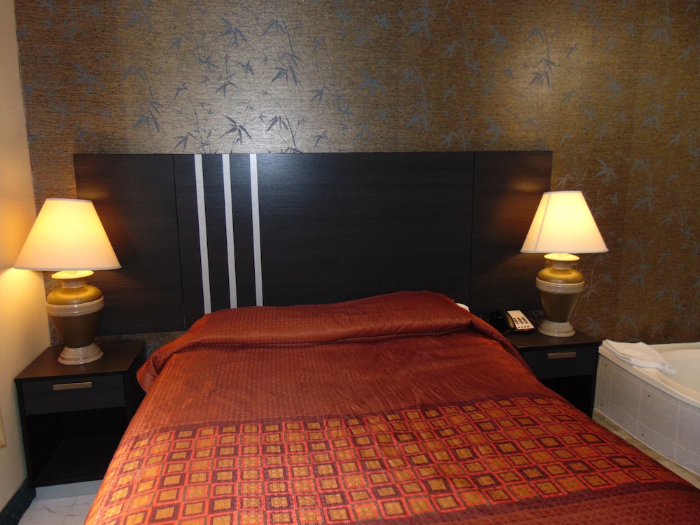 Basic Room, 1 Queen Bed, Accessible photo 3