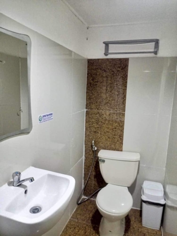 Standard Room, Multiple Beds, Non Smoking, Private Bathroom photo 2