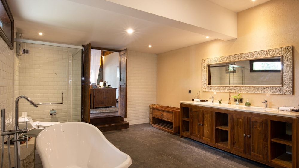 2 Bedroom Limasan Beach Front Residence thumbnail 5