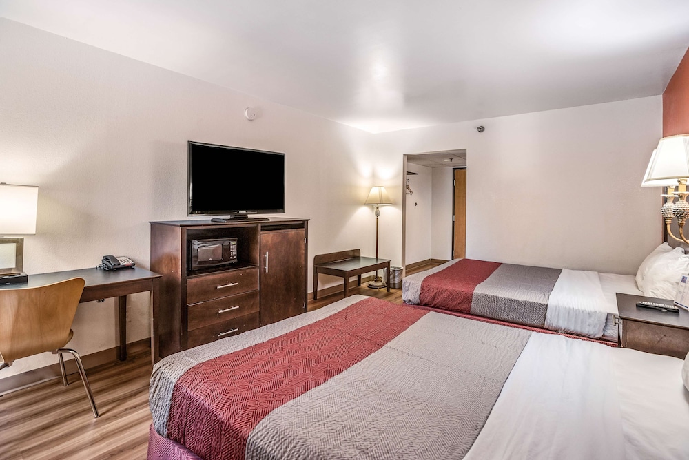 Deluxe Room, 2 Queen Beds, Non Smoking, Refrigerator & Microwave - Photo 6