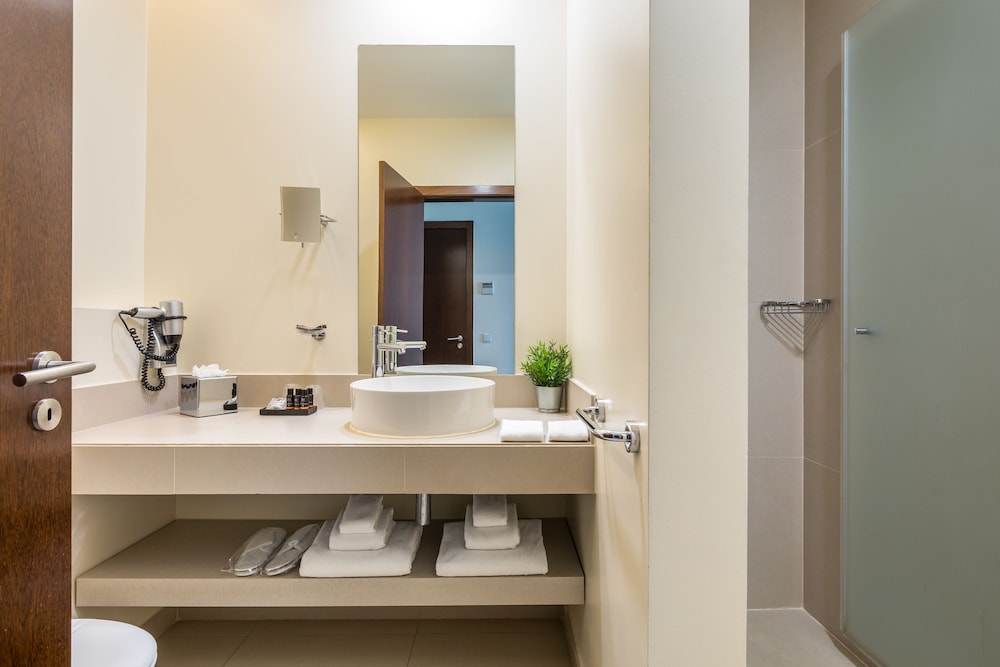 Suite, 3 Bedrooms - Photo 10