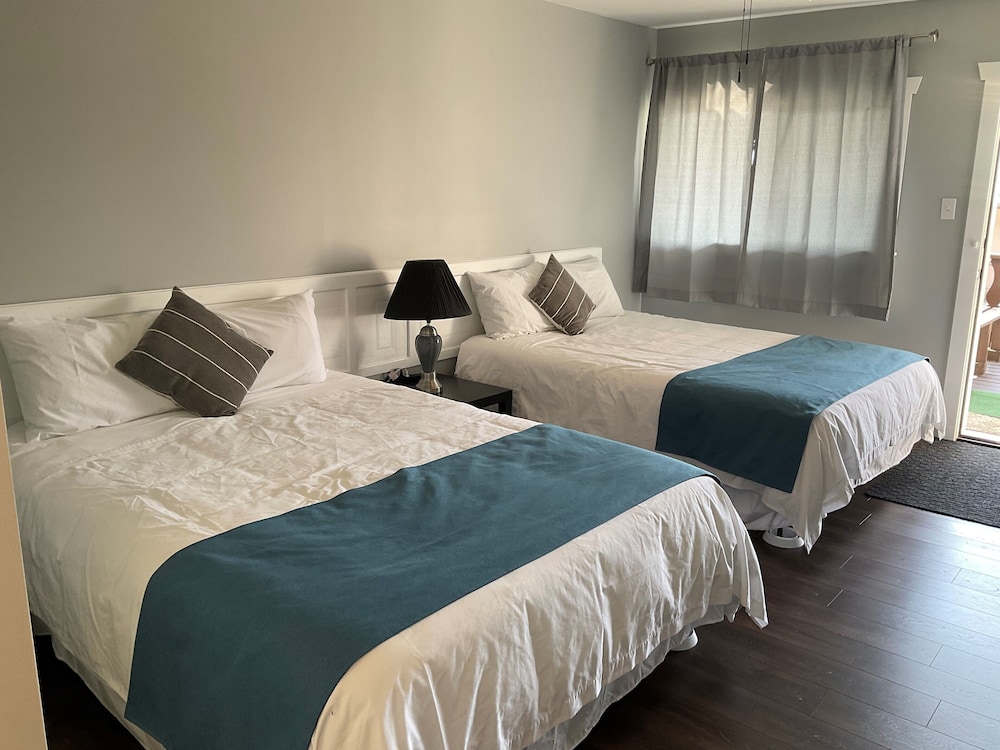 Twin Room, 2 Queen Beds, Refrigerator & Microwave (Rm 15)