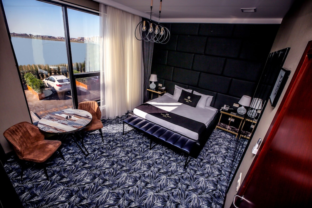 Standard Room, 1 King Bed, Lake View
