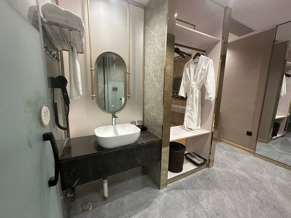 Deluxe Suite, City View