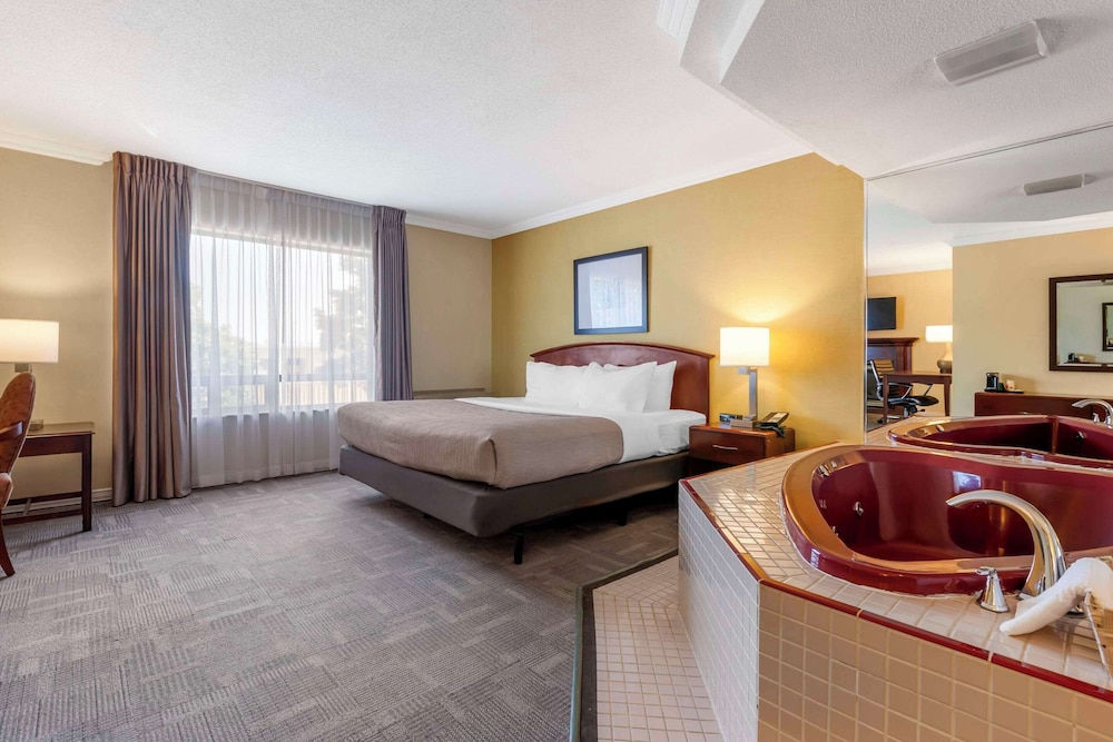 Second Floor, Suite, 1 King Bed, Non Smoking (Not Pet Friendly) photo 1