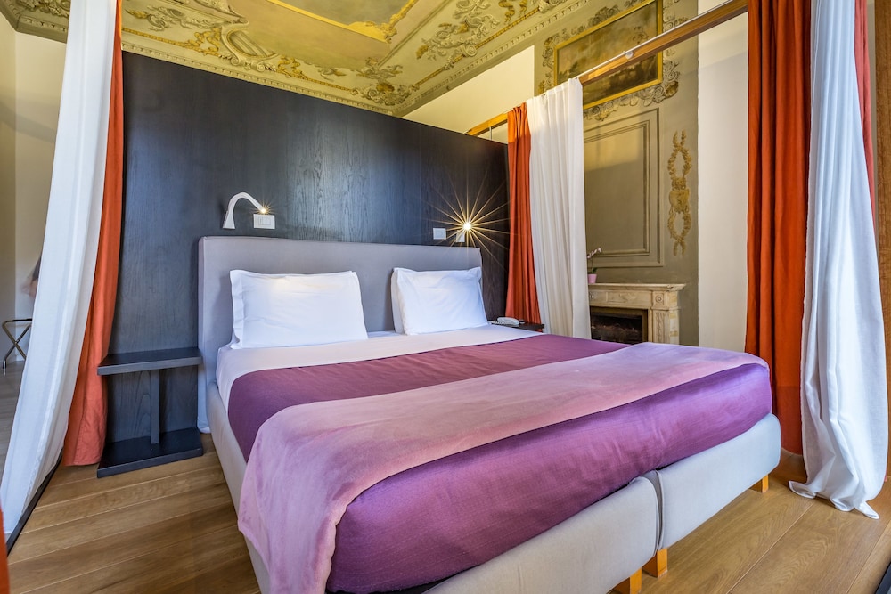Luxury Suite - Photo 8
