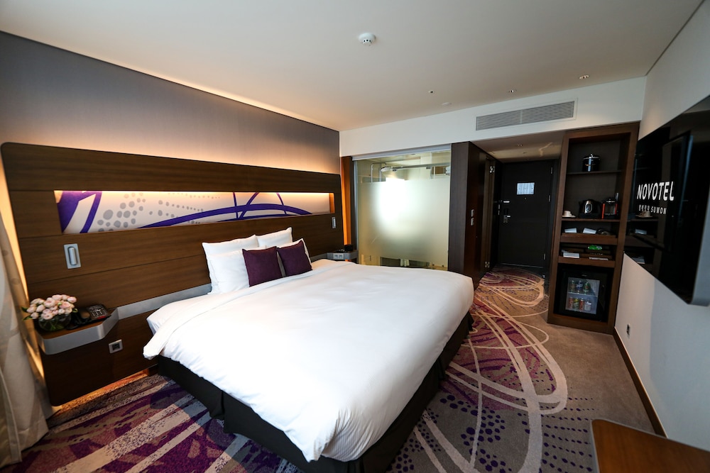 Deluxe Room, 1 King Bed (Business - High Floor) photo 2