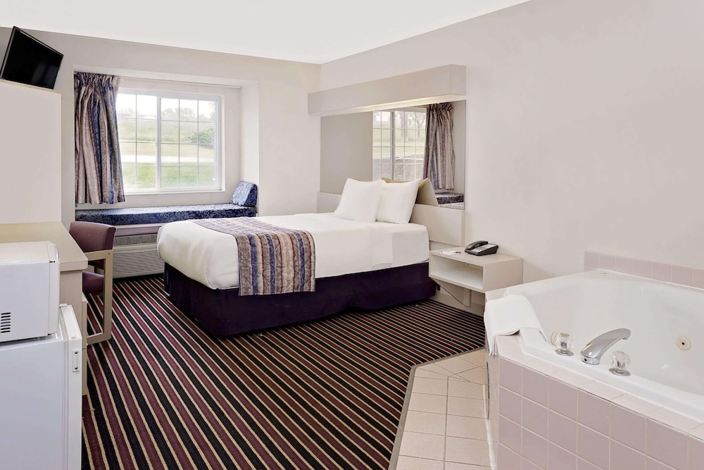 Deluxe Studio Suite, 1 Queen Bed, Accessible, Non Smoking (Jetted Tub) - Photo 2