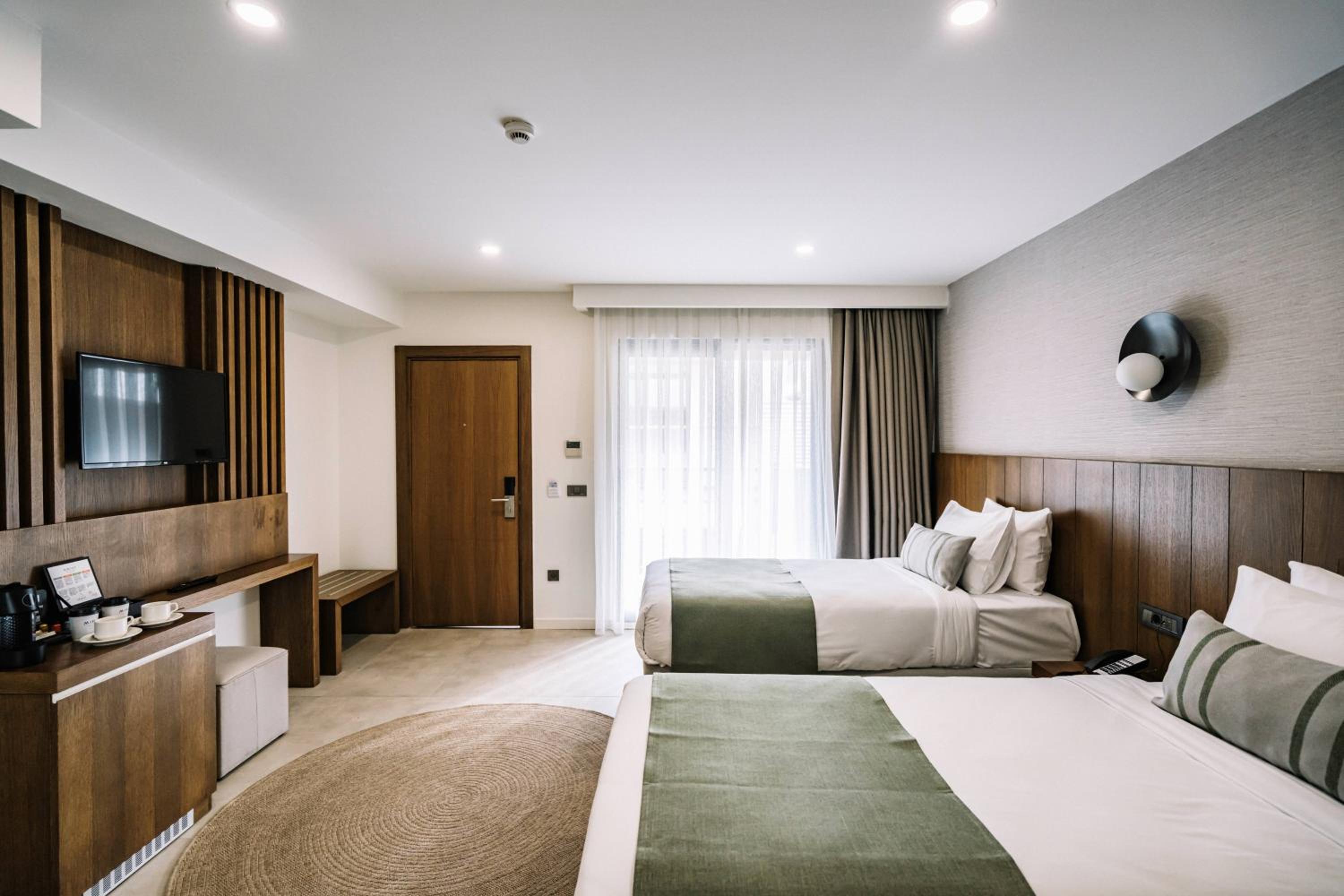 Double Room with Balcony and Sea View - Photo 1