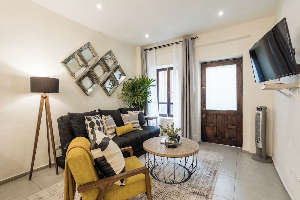 Standard House, 1 King Bed with Sofa bed, Kitchen, City View photo 2